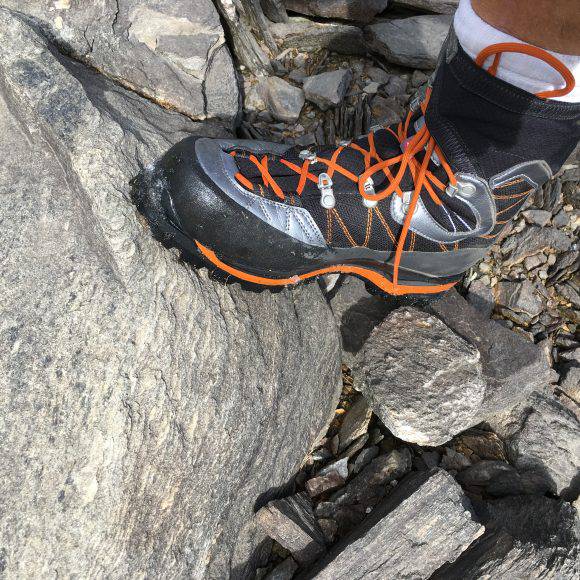 La scarpa da alpinismo Aku Serai GTX