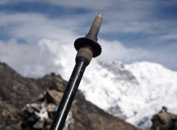 Il bastone Leki Micro Vario Carbon AS ripreso sulla cime di Gokyo-ri (5360m) e sullo sfondo il Cho Oyu