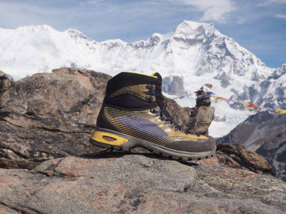 Sulla vetta del gokyo-ri e sullo sfondo del Cho-Oyu, 8201 metri