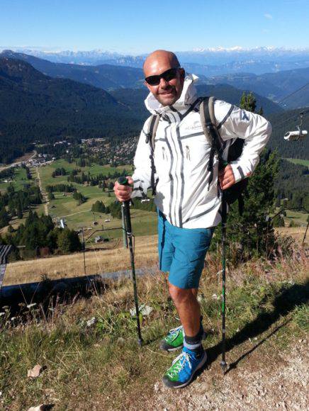 Il tester Riccardo Stacchini verso le pareti del Catinaccio