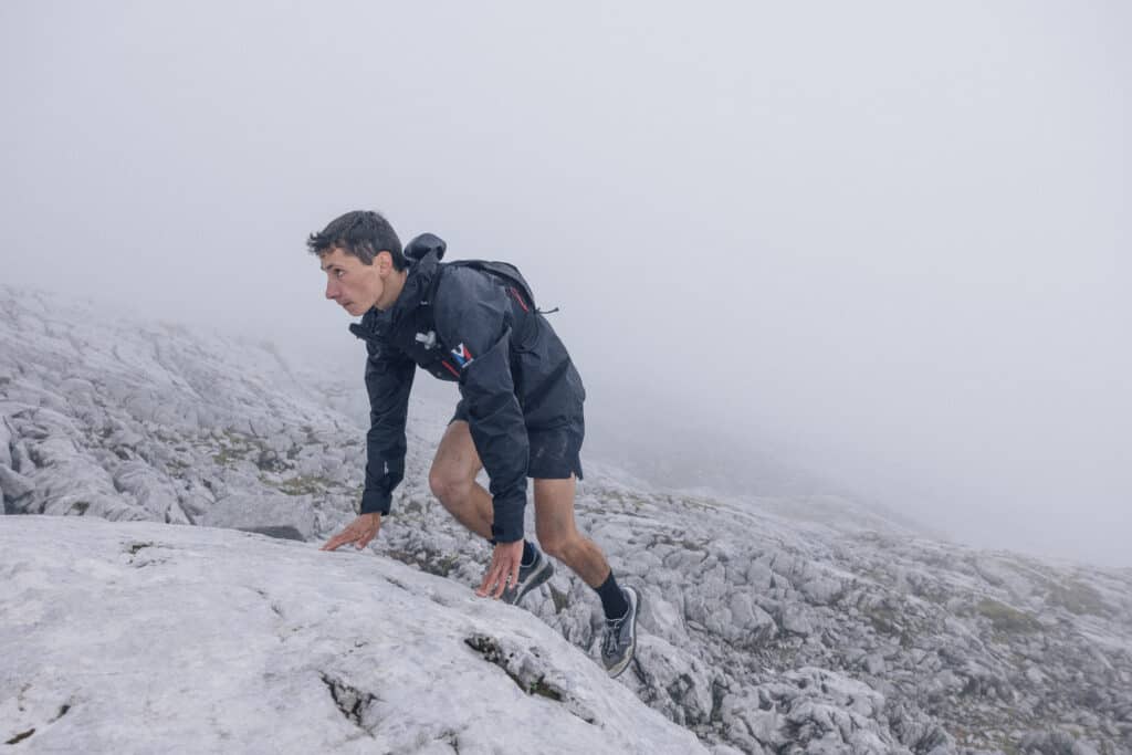 L'atleta Millet Sebastien Guichardaz in salita su roccia