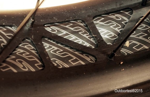 Particolare della traforatura del cerchio