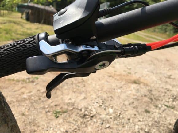 Twin Loc Technology. Leve di regolazione delle sospensioni al manubrio