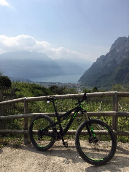 La Scott Genius 710 Plus sullo sfondo di Riva del Garda