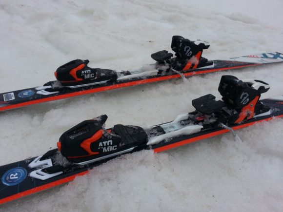 Dettaglio dell'attacco e piastra degli sci Atomic Redster XTR