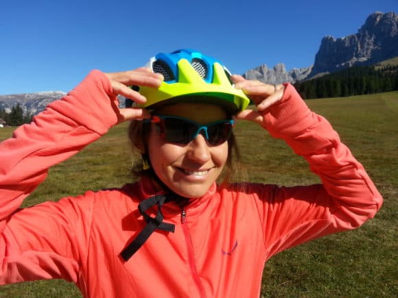 Indossaggio protico e confortevole del casco Alpina CARAPAX