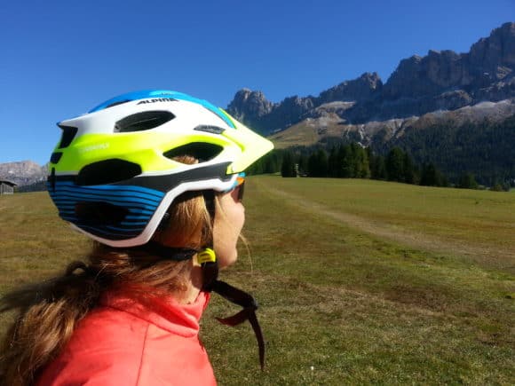 La particolare forma anatomica del casco Alpina CARAPAX