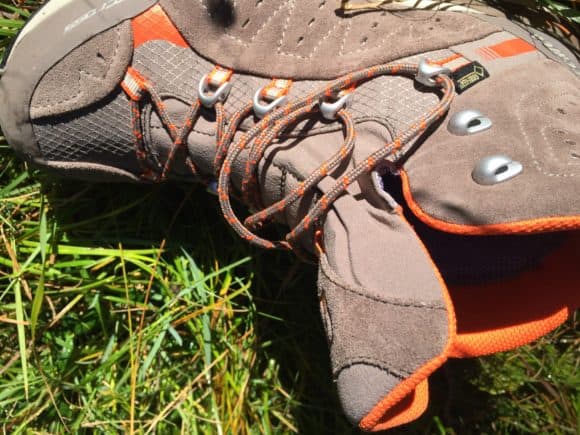 Dettaglio della chiusura della scarpa da escursionismo TECNICA TCROSS HIGH GTX