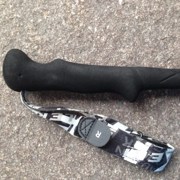 In dettaglio l'impugnatura e la fettuccia dei Leki Micro RCM