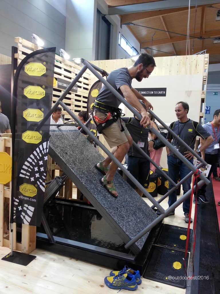 Il test di tenuta delle suole Vibram allo stand del marchio itliano