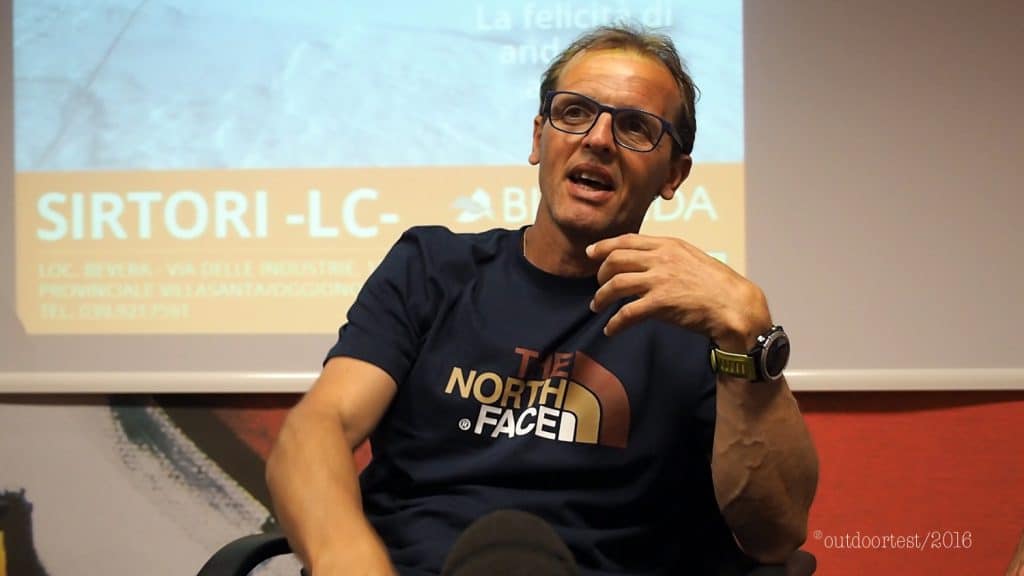 Simone Moro in un momento del talk show per i giornalisti