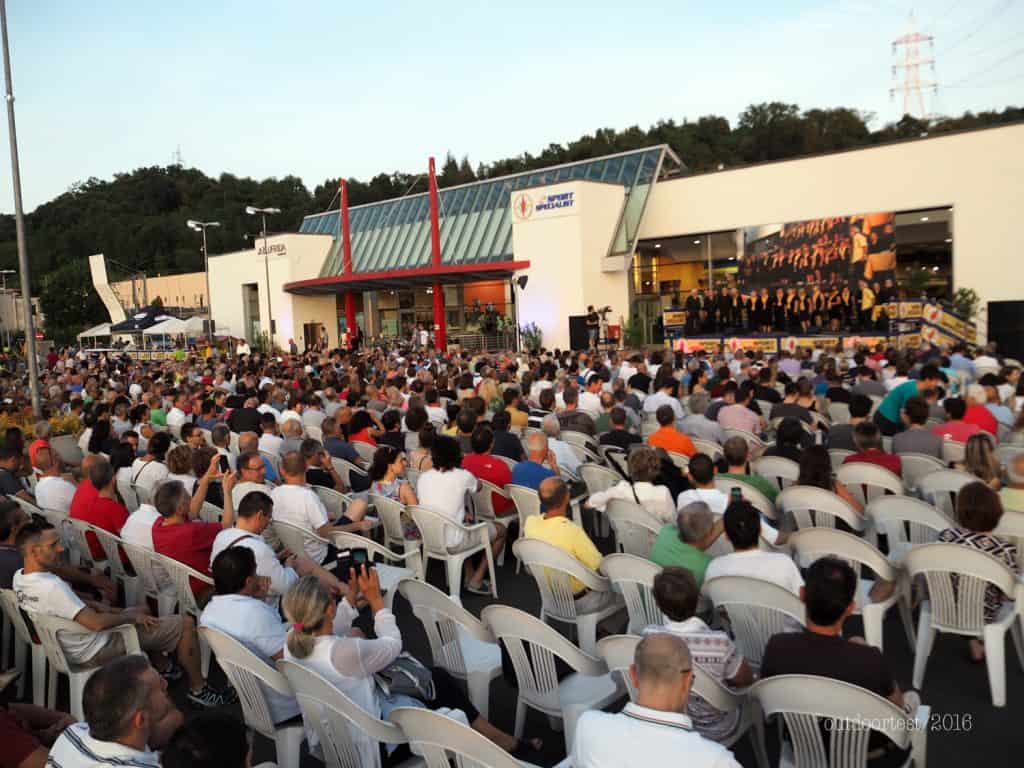 La folla davanti al negozio DF Specialist per la serata con Simone Moro