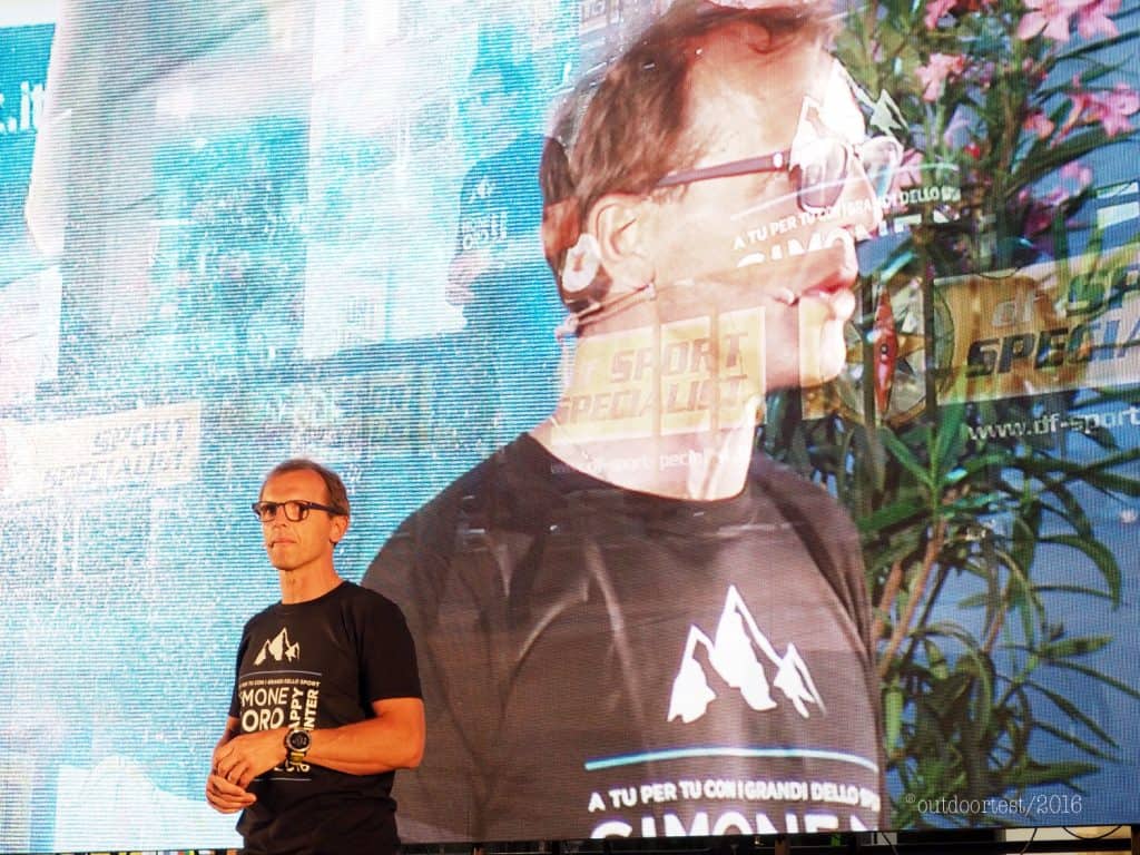 Simone Moro mentre racconta le sue imprese al Nanga Parbat