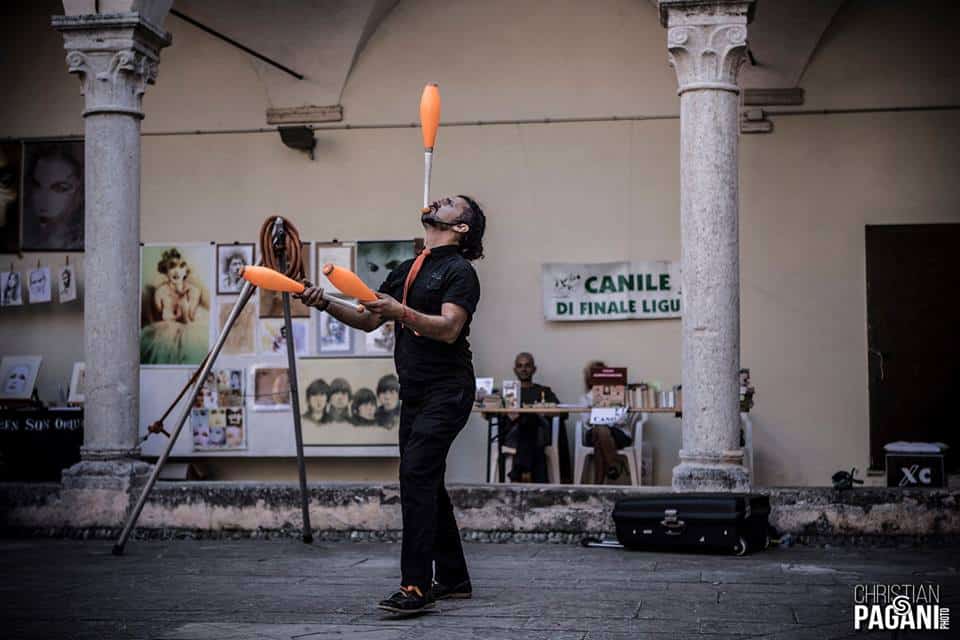 Artisti di strada a Finalborgo