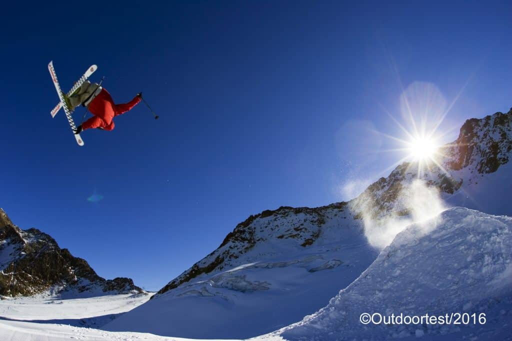 Evoluzioni con gli sci sul ghiacciaio