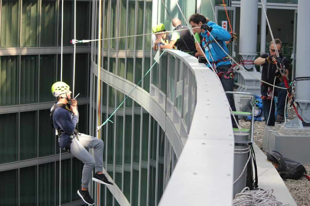 Le Guide Alpine fanno provare le calate dall'ottavo piano