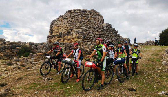 Edizione di settembre 2016 del Sardinia Divide. Parte del gruppo si prepara a ripartire dopo la visita al nuraghe Ardasai di Seui
