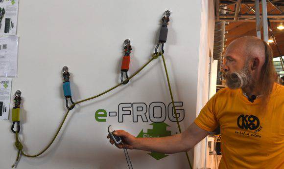 B3: E-FROG Electronic Hand