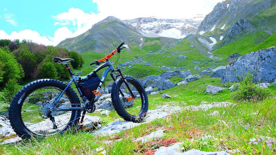 Bici maneggevole con le borse per bikepacking anche sui sentieri di montagna. Borse Rusjan