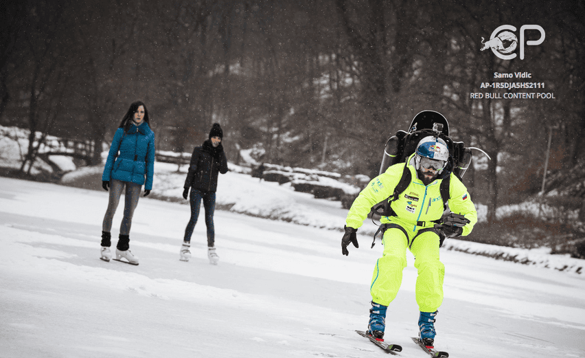Filip Flisar attraversa un lago ghiacciato (foto Red Bull)