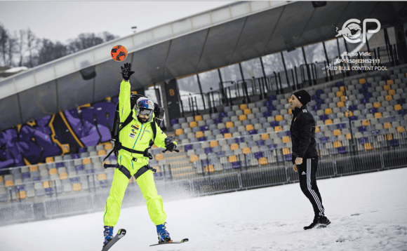Filip Flisar attraversa un campo da calcio (foto Red Bull)