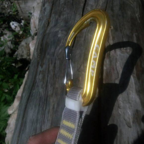 Particolare del moschettone del rinvio Camp Dyon e del sistema Karstop Evo