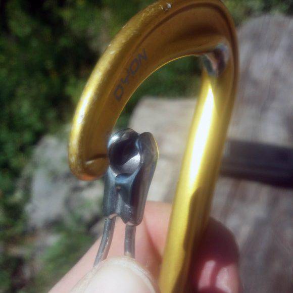 Particolare del sistema Sphere Lock del moschettone Dyon di Camp