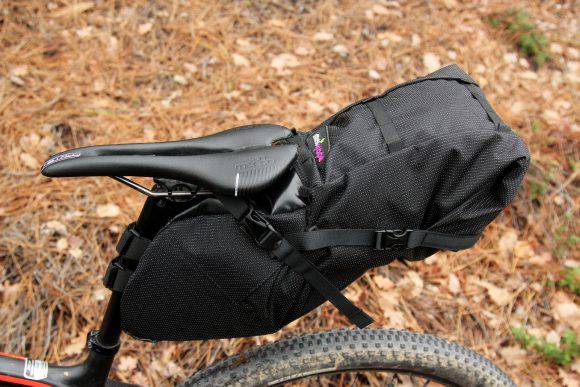 Per i viaggi in bici, scegliere sella e manopole utilizzati a lungo prima di partire. Borse Miss Grape, Ph Davide Ferrigno