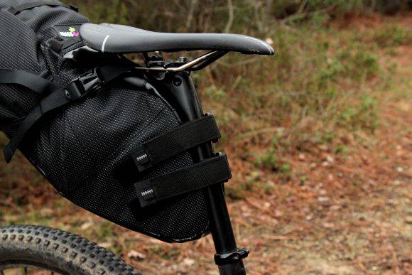 La borsa sottosella deve essere ben fissata alla MTB. Borse Miss Grape, Ph Davide Ferrigno