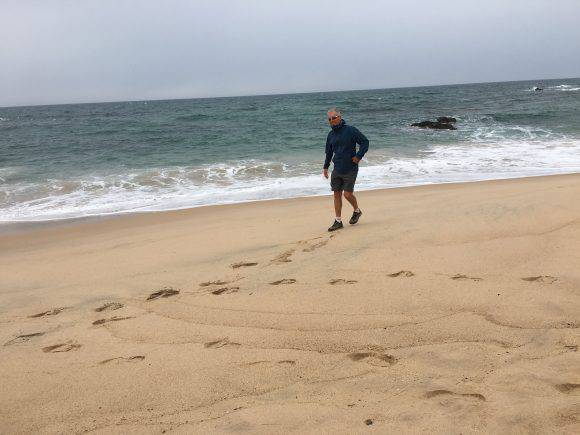 Sulle spiagge atlantiche del Fishermen's Trail in Portogallo, in una giornata piovosa