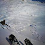 Lo sci Blizzard Rustler 10 in azione in neve fresca