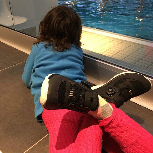 Elena in piscina, con le Ecco Biom Trail Kids con Boa System