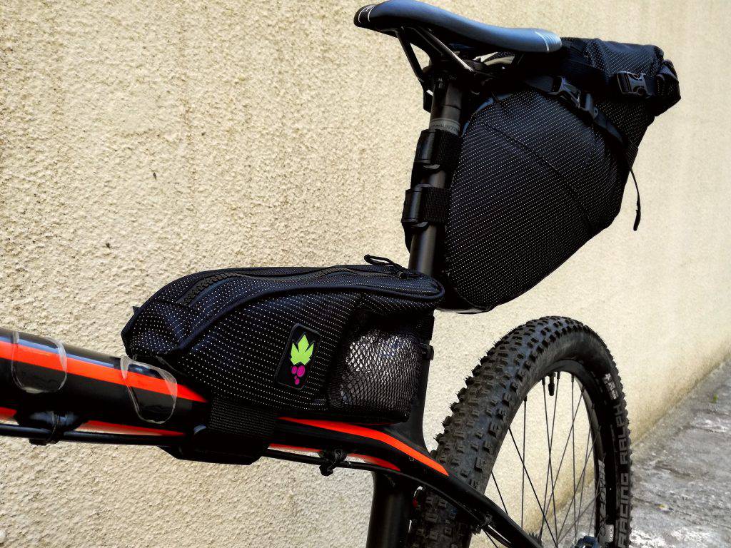 Borse bikepacking, una disposizione pratica, comoda e funzionale riduce il rischio di inconvenienti, fastidi e perdite di tempo durante il viaggio.