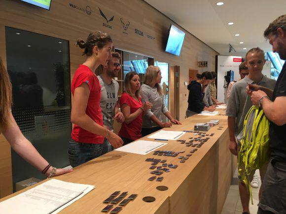La reception degli inviatati nel Centro Congressi di Alpbach