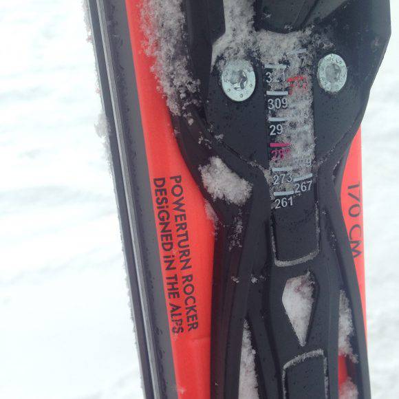 Sistema attacco-piastra sullo sci da testare