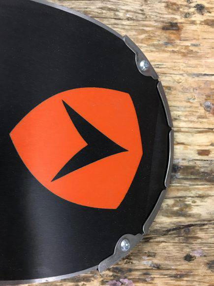 Particolare della punta dello sci con salvapunte in alluminio