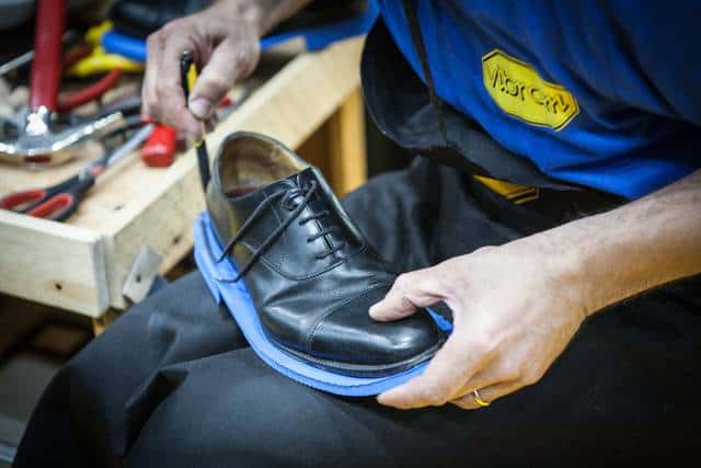 I calzolai specializzati effettuano risuolature a bordo del truck