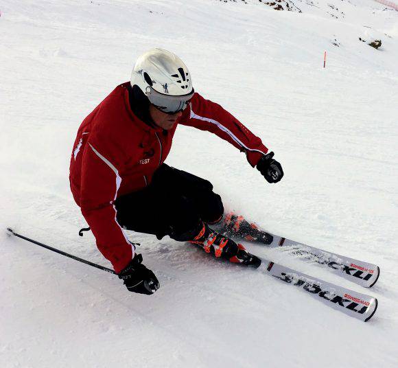 In azione su Stöckli Laser SC, con divisa Hyra e casco Uvex 300 Visor