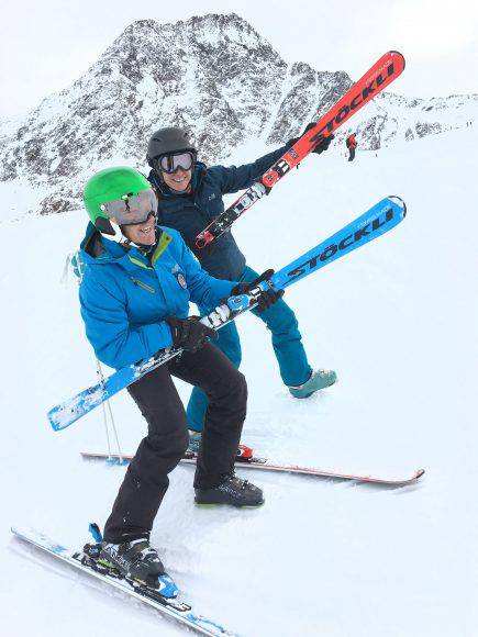 Fabrizio e Emma imitano la grande Tina Maze, ambassador Stöckli