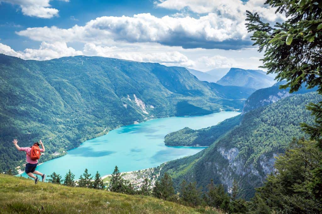 Il lago di Molveno, nel comprensorio Dolomiti Paganella