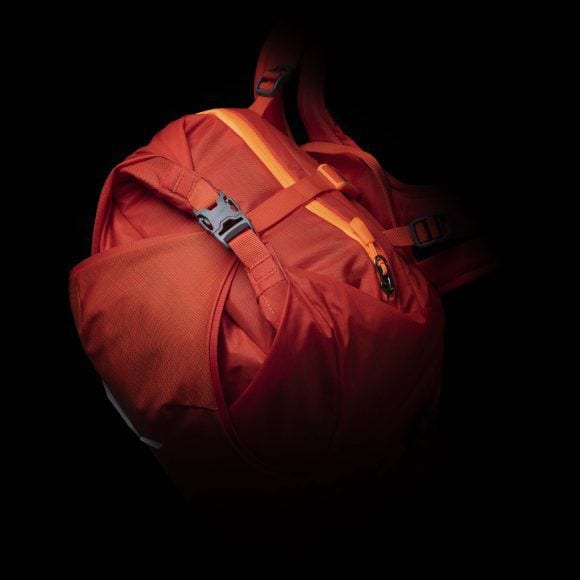 Zaino Salewa Apex Wall 38, particolare della chiusura superiore