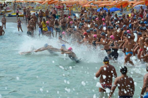 Il nuoto in mare è una delle tre discipline del triathlon