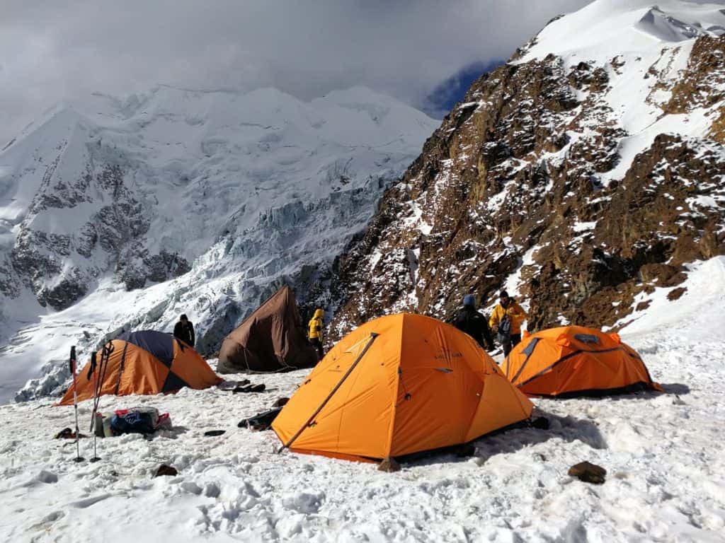 Campi alti sulla via di salita alla cima dell'Illimani