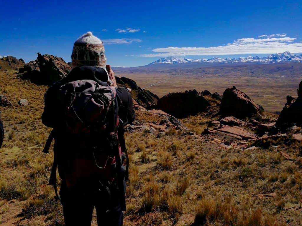 Rocce rosse e compatte sulla collina sopra Peñas