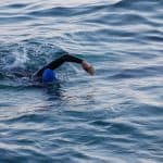Cecilia Canneva durante il test della muta Aquaskin Full Suit, con occhialini e cuffia Aqua Sphere