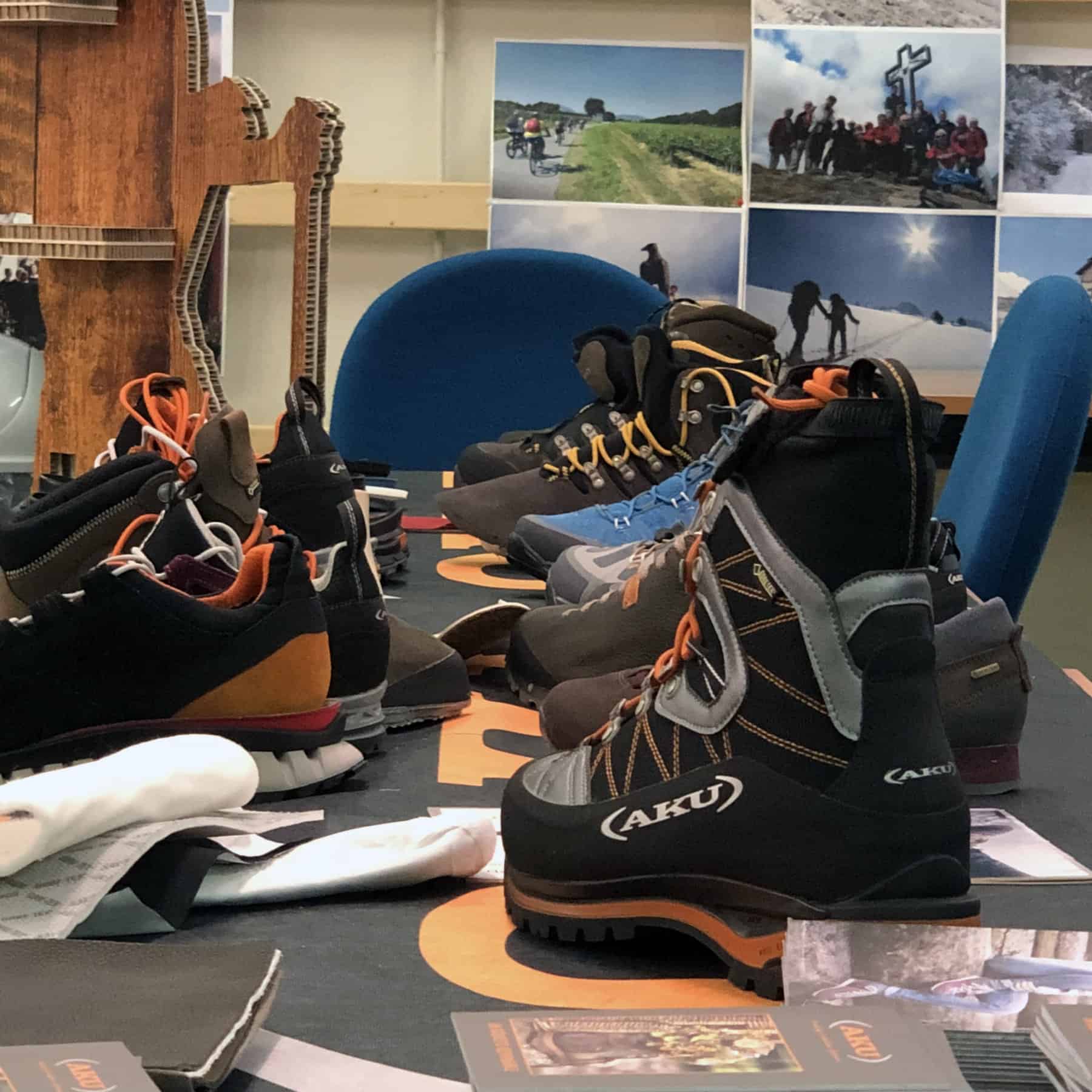 Il "tavolo anatomico" con scarpe, componenti, materiali e parti sezionate