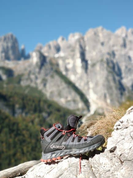 Aku Selvatica Mid GTX nella cornice delle Dolomiti di Brenta