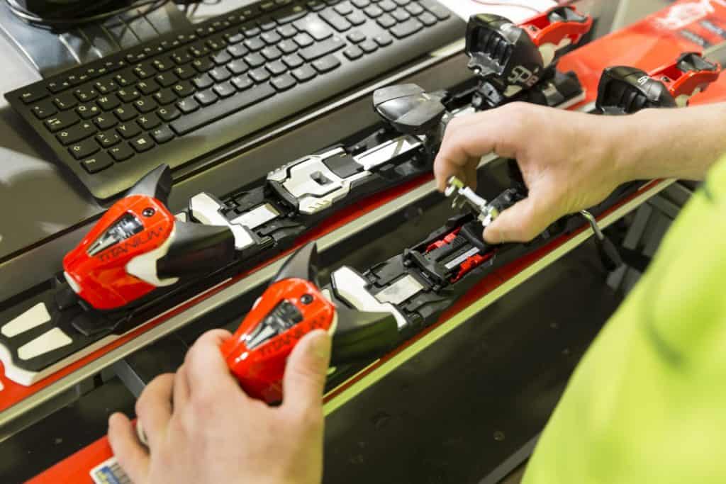 Regolazione attacchi ph. Attachi da noleggio adattabili ph Particolare parapunta, ph. Damian Pertoll Photography