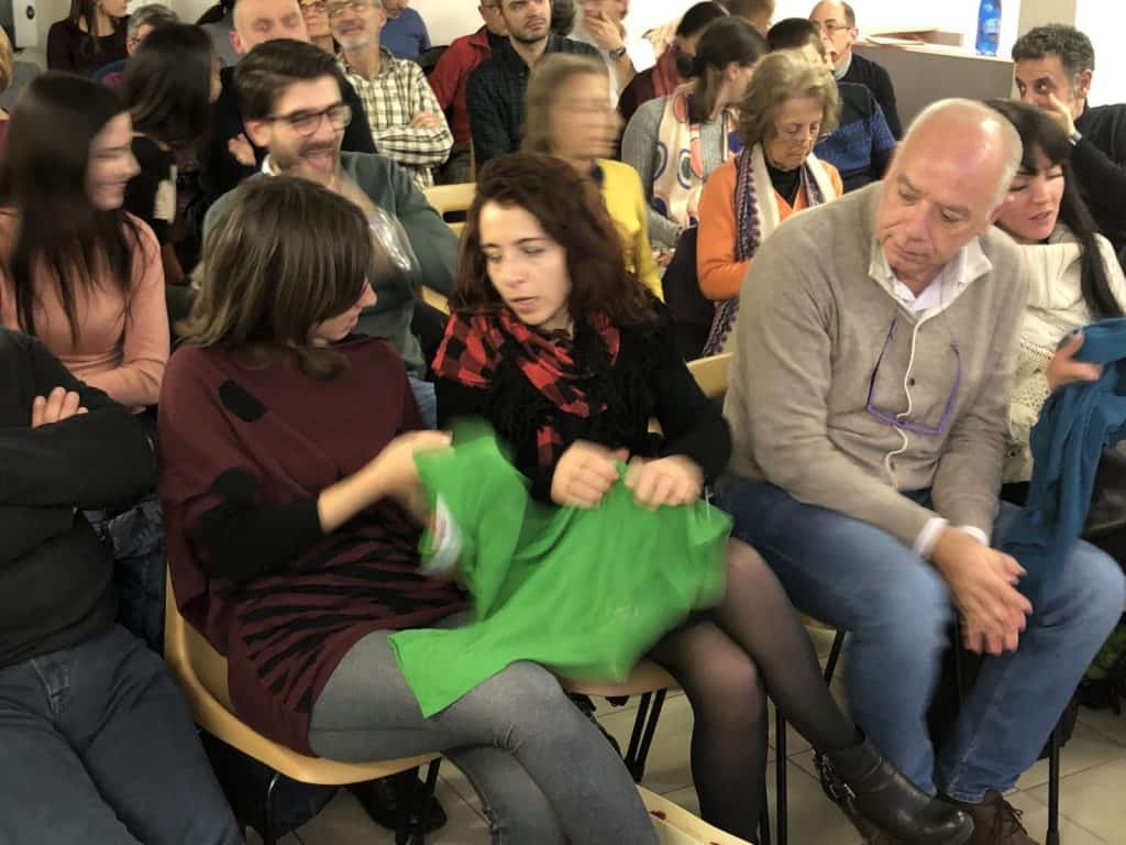 I capi Montura passano di mano tra il pubblico per sentire le differenze tra i tessuti