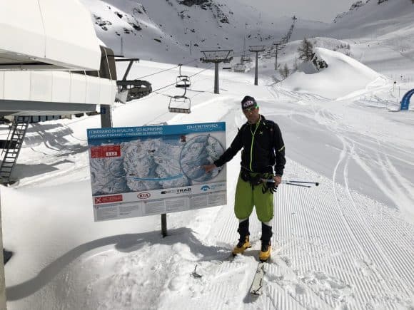 Marco di Bello indica uno dei numerosi cartelloni esplicativi del percorso attrezzato da sci alpinismo Monterosa Ski/Montura.